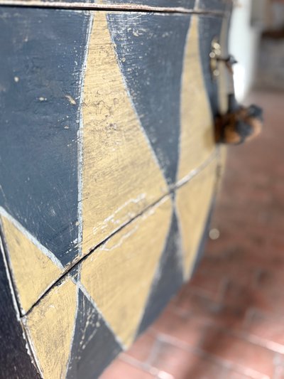 Louis XV curved chest of drawers dating from the 1900s, beautiful coloured patina