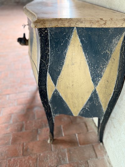 Louis XV curved chest of drawers dating from the 1900s, beautiful coloured patina
