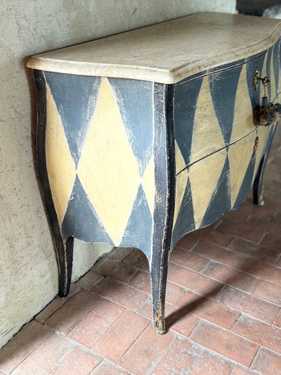 Louis XV curved chest of drawers dating from the 1900s, beautiful coloured patina