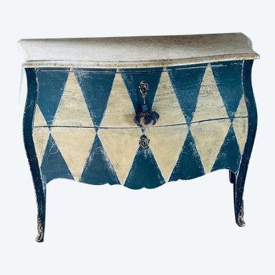 Louis XV curved chest of drawers dating from the 1900s, beautiful coloured patina
