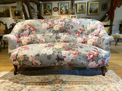 Canapé Napoléon III garni d’un tissu à motif de fleurs