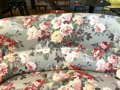 Canapé Napoléon III garni d’un tissu à motif de fleurs