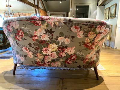 Canapé Napoléon III garni d’un tissu à motif de fleurs