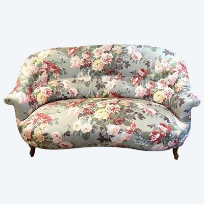 Canapé Napoléon III garni d’un tissu à motif de fleurs