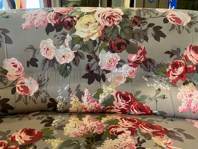 Canapé Napoléon III garni d’un tissu à motif de fleurs