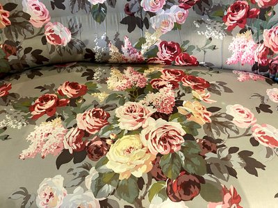Canapé Napoléon III garni d’un tissu à motif de fleurs