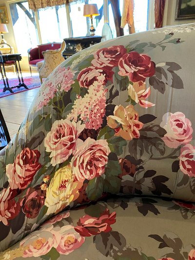 Canapé Napoléon III garni d’un tissu à motif de fleurs