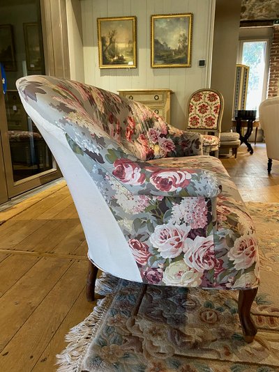 Canapé Napoléon III garni d’un tissu à motif de fleurs