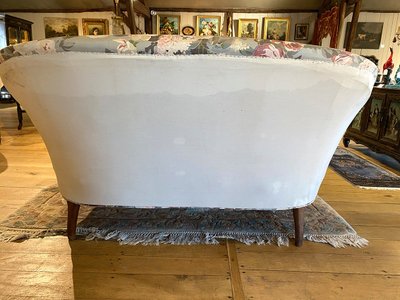 Canapé Napoléon III garni d’un tissu à motif de fleurs