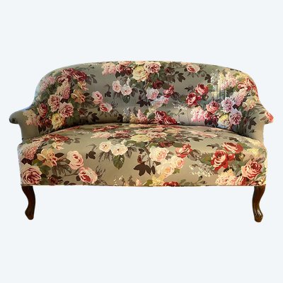Canapé Napoléon III garni d’un tissu à motif de fleurs