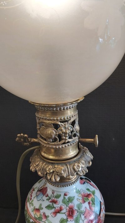 Lampada in porcellana di Bayeux con decorazione ispirata a Canton, metà del XIX secolo.