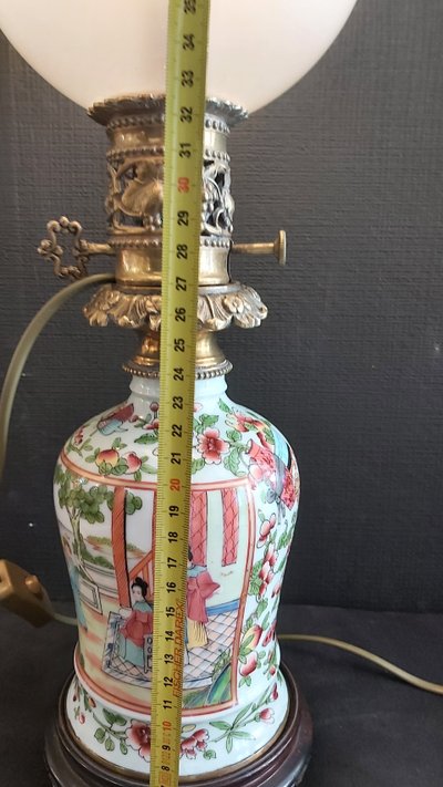 Lampada in porcellana di Bayeux con decorazione ispirata a Canton, metà del XIX secolo.