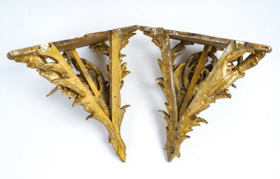 Coppia di piccole mensole da parete in legno intagliato e dorato, Italia, metà del XIX secolo