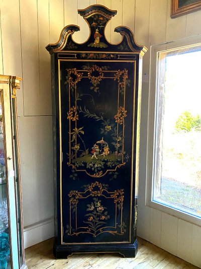 Angolo alto in legno laccato nero decorato con un vivace paesaggio e fiori