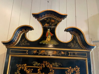 Angolo alto in legno laccato nero decorato con un vivace paesaggio e fiori