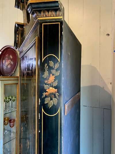 Angolo alto in legno laccato nero decorato con un vivace paesaggio e fiori