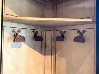 Angolo alto in legno laccato nero decorato con un vivace paesaggio e fiori