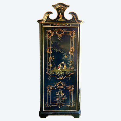 Angolo alto in legno laccato nero decorato con un vivace paesaggio e fiori