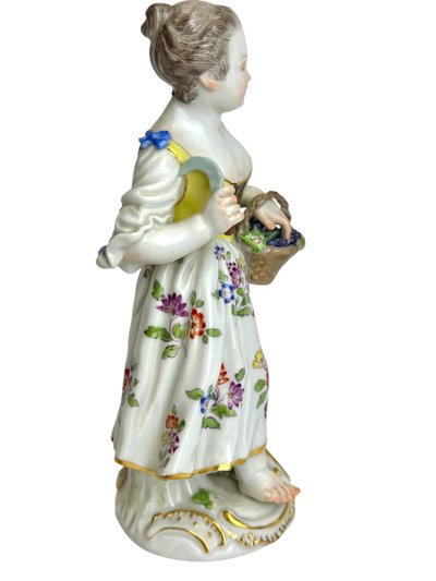 Meissen - Figurine En Porcelaine Enfant jardinier avec panier à vin