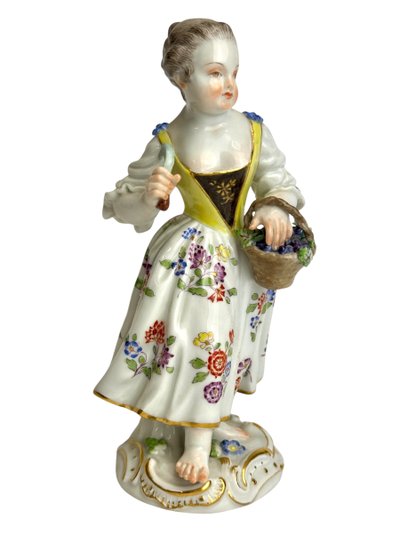 Meissen - Figurine En Porcelaine Enfant jardinier avec panier à vin