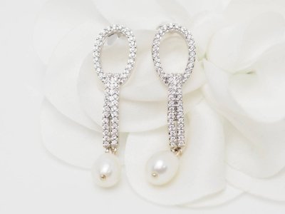 Orecchini in oro bianco, diamanti e perle coltivate
