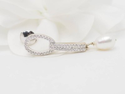 Orecchini in oro bianco, diamanti e perle coltivate
