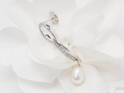 Orecchini in oro bianco, diamanti e perle coltivate