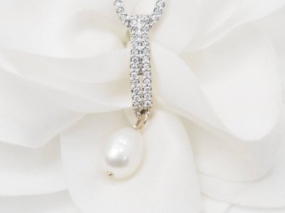 Orecchini in oro bianco, diamanti e perle coltivate