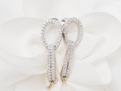 Orecchini in oro bianco, diamanti e perle coltivate