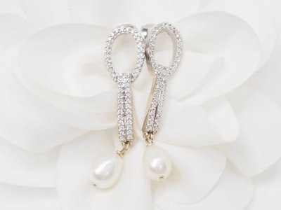 Orecchini in oro bianco, diamanti e perle coltivate