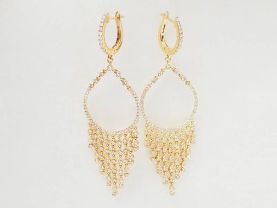 Boucles d'oreilles pendantes à pampilles en or jaune et diamants 