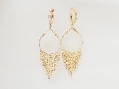Boucles d'oreilles pendantes à pampilles en or jaune et diamants 
