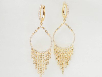 Boucles d'oreilles pendantes à pampilles en or jaune et diamants 