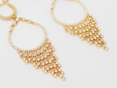 Boucles d'oreilles pendantes à pampilles en or jaune et diamants 
