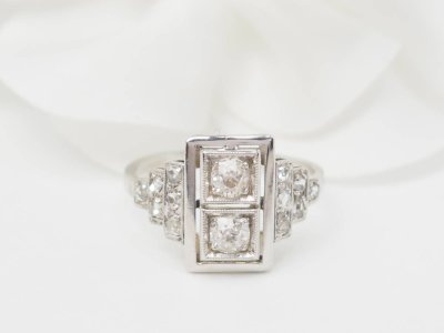 Anello Art Déco in platino, oro bianco e diamanti