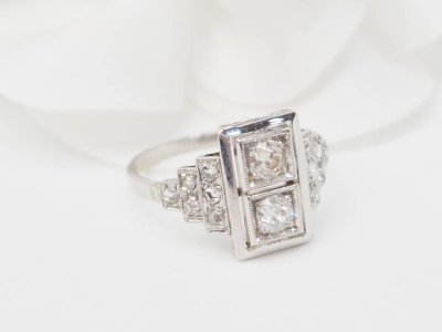 Anello Art Déco in platino, oro bianco e diamanti