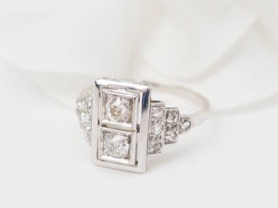 Anello Art Déco in platino, oro bianco e diamanti