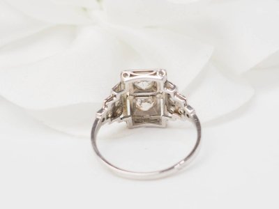 Anello Art Déco in platino, oro bianco e diamanti
