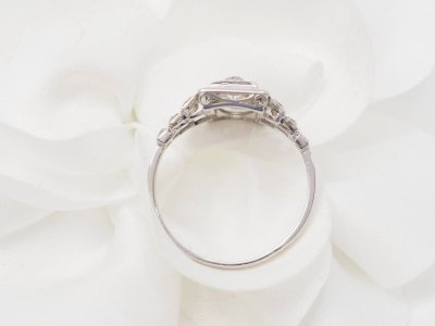 Anello Art Déco in platino, oro bianco e diamanti