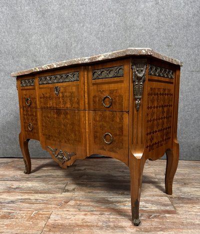 Commode sauteuse Transition estampillée en marqueterie de bois nobles vers 1780