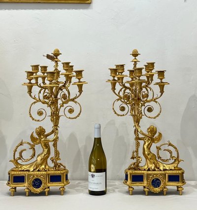 Coppia di candelabri con donne alate XIX secolo.