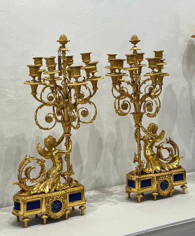 Coppia di candelabri con donne alate XIX secolo.