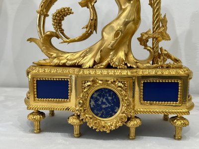 Coppia di candelabri con donne alate XIX secolo.