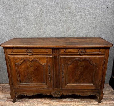 Großes Buffet Lyonnais Epoche Louis XV aus massivem Nussbaumholz um 1750