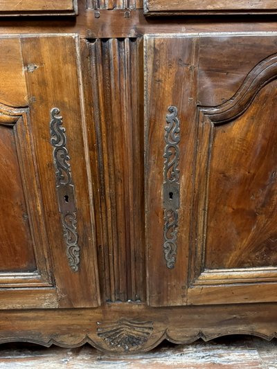 Großes Buffet Lyonnais Epoche Louis XV aus massivem Nussbaumholz um 1750