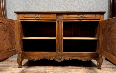 Großes Buffet Lyonnais Epoche Louis XV aus massivem Nussbaumholz um 1750