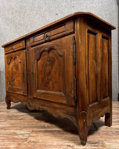 Großes Buffet Lyonnais Epoche Louis XV aus massivem Nussbaumholz um 1750