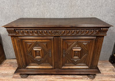 Grande buffet borgognone di epoca Luigi XIII in noce massiccio del 1650 circa