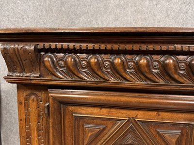 Grande buffet borgognone di epoca Luigi XIII in noce massiccio del 1650 circa