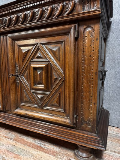Grande buffet borgognone di epoca Luigi XIII in noce massiccio del 1650 circa